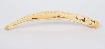 null Corne au crocodile

Ivoire sculpté en forme de crocodile portant un poisson...