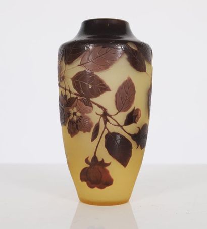null Vase D'Argenthal

Vase en pâte de verre à décor de fleurs.

Epoque XXème siècle

Dimensions:...