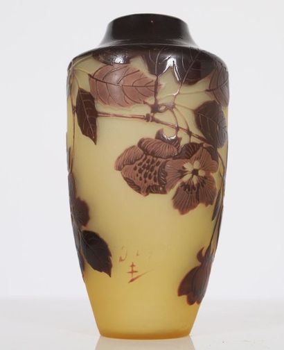 null Vase D'Argenthal

Vase en pâte de verre à décor de fleurs.

Epoque XXème siècle

Dimensions:...