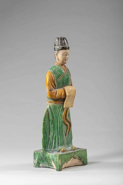 null Sculpture - Chine Dynastie Ming

Dame de haut rang debout sur un tertre quadrangulaire...