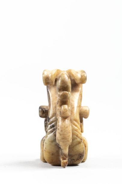 null Buste de chimère - Chine. Dynastie Qing

En jade miel et noir, buste de chimère...