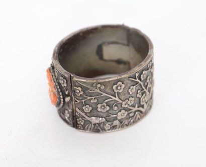 null Rare bracelet chinois

Bracelet en argent de type manchette à décor de fleurs...
