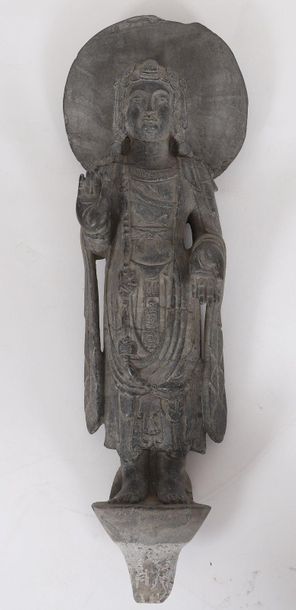 null Bodhisattva

En grés gris sculpté, Bodhisattva debout auréolé d'un nymbe, la...