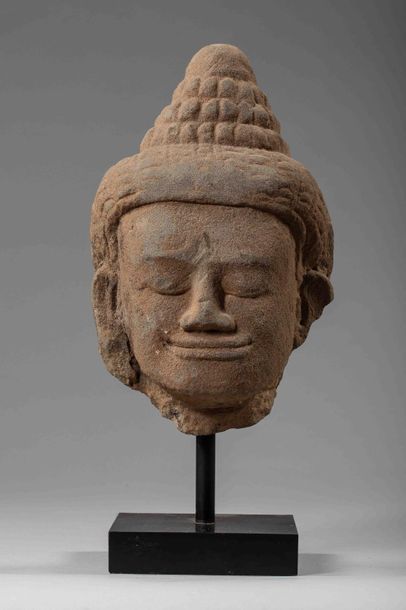 null Tête de Buddha - Cambodge. Khmer

En pierre grès beige, tête de buddha à l'expression...