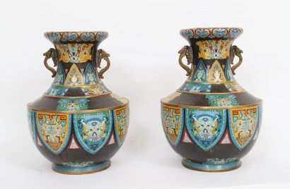 null Importante paire de vases cloisonnés - Chine

De forme balustre en bronze, application...
