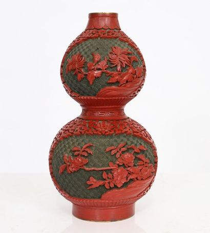 null Vase chinois

Vase gourde en bronze émaillé à décor de fleurs laqué cinabre.

Petit...