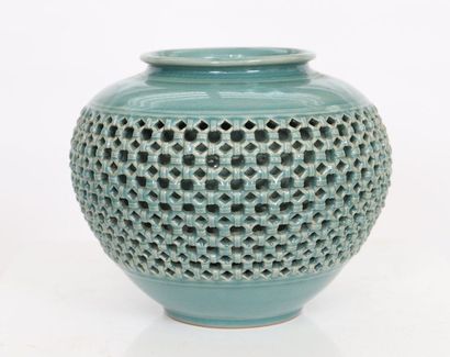 null Vase Corée, Moderne, Trésor National Vivant 

Vase globulaire en terre cuite...