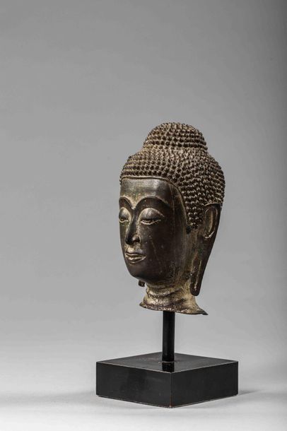 null Tête de Buddha 

En bronze, surmontée de la protubérance crânienne ushnisha...