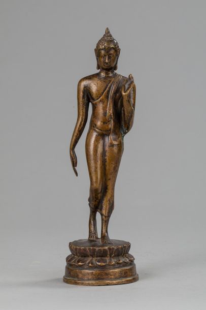 null Buddha - Thaïlande 

En bronze à patine mordoré, Buddha debout marchand sur...