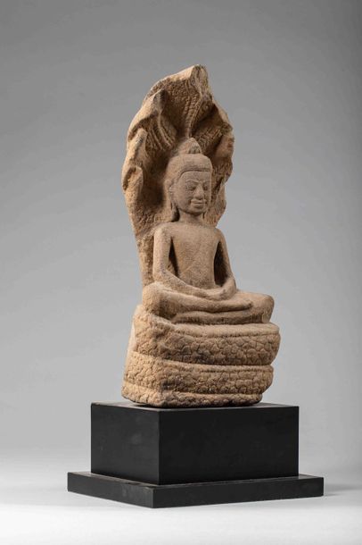 null Buddha - Cambodge Khmer

En pierre grès beige, Buddha Mucilinda assis en méditation...