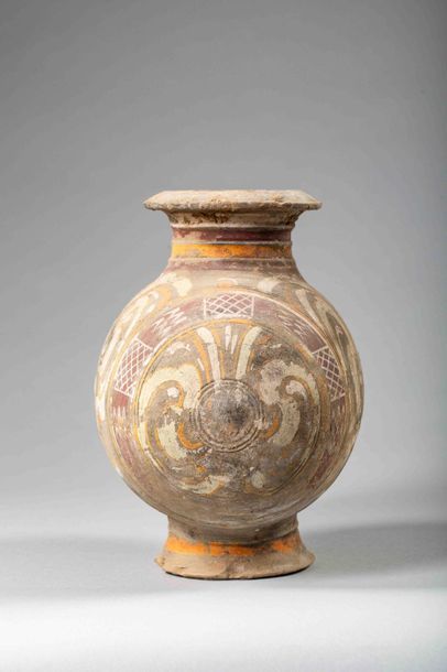 null Vase cocon - Chine Dynastie des Han

En terre cuite décorée de rinceaux et frises...
