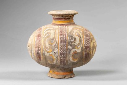 null Vase cocon - Chine Dynastie des Han

En terre cuite décorée de rinceaux et frises...