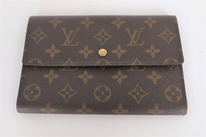 null Louis Vuitton

Wallet in monogram canvas, calf leather lining. Composed of a...