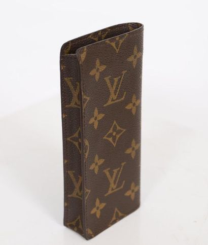 null Louis Vuitton

Glasses case in monogram canvas.

Monogrammed LV 2000 on the...