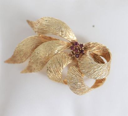 null Fancy brooch

Yellow gold plated with flower decoration. Stylized button in...