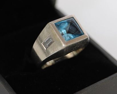 null Chevalière

In 14k white gold centered on a square-cut aquamarine.

20th century...