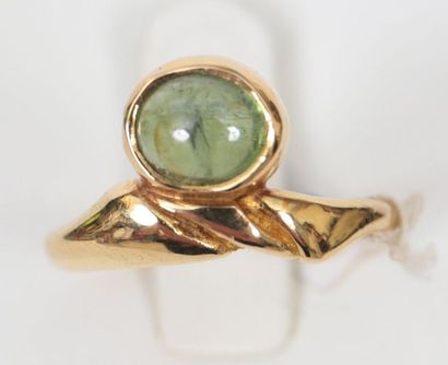 null Bague 

En Or jaune 18k, sertie d'un cabochon de pierre verte.

Poids total:...