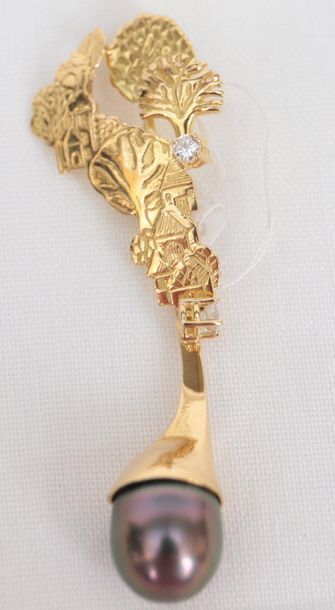 null Pendentif

En Or jaune 18k travaillé à décor de végétation et village, serti...