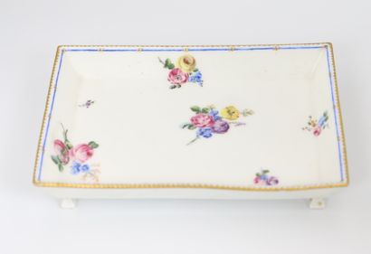 null Petit plat présentoir - Sèvres

Porcelaine peinte à la main à décor de fleurs,...