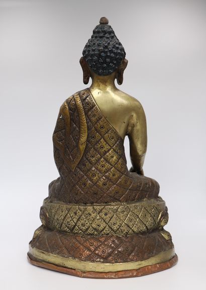 null Maravijaya Buddha 

Sitting on a pedestal, the right hand in bumishparshamudra...