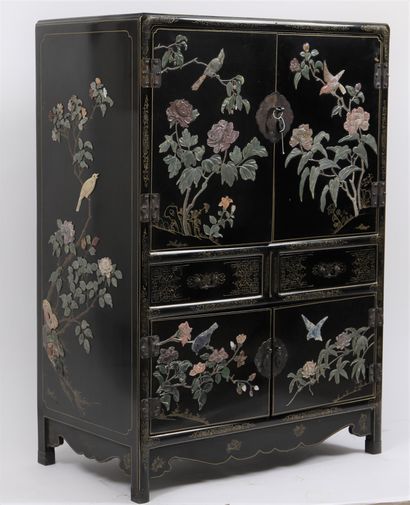 null Chinese furniture

In black lacquered wood with hard stone decoration of roses...