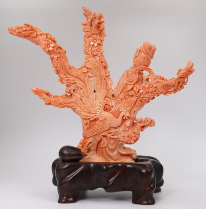 null 
Rare carved red coral statuette - China

Finely carved coral depicting a woman...