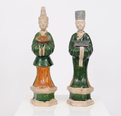 null Pair of Dignitaries - China Ming Period

Statuettes of a dignitary offering...