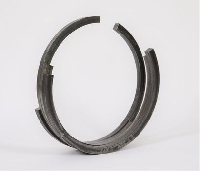 null Bernar Venet (né en 1941)
Artiste plasticien français
Sculpture en acier intitulée...