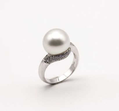 null Ring

In 18k white gold, surmounted by a beautiful 12mm natural freshwater pearl,...