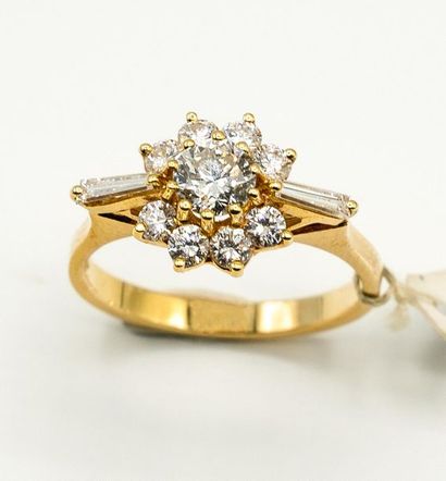 null Bague marguerite vintage

En Or jaune 18k, centrée d'un très beau diamant de...