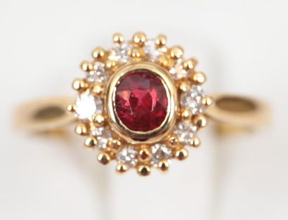 null Bague marguerite

En Or jaune 18k, centrée d'une spinelle rouge naturelle en...