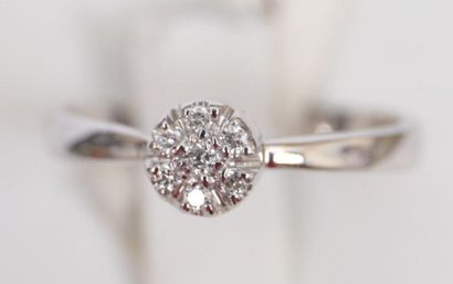 null Solitaire daisy

In 18k white gold, set with 7 diamonds for an estimated total...