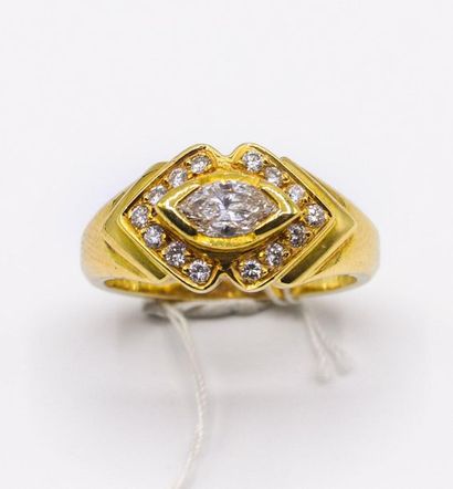null Marquise Ring

In 18k yellow gold, centered on a marquise cut diamond of 0.3ct...