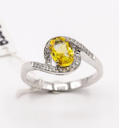 null Bague 

En Or blanc 18k, surmontée d'un saphir jaune taille ovale dans un entourage...