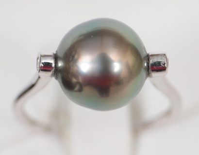 null Solitaire Perle 

En Or blanc 18K, surmonté d'une perle grise centrale de 10,7mm...