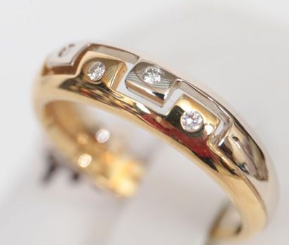 null Bague 

En Or bicolor 18k (jaune et blanc) travaillé, sertie de 4 diamants pour...