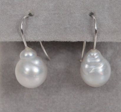 null Boucles d'oreilles pendantes

En Or blanc 18k soutenant une perle naturelle...