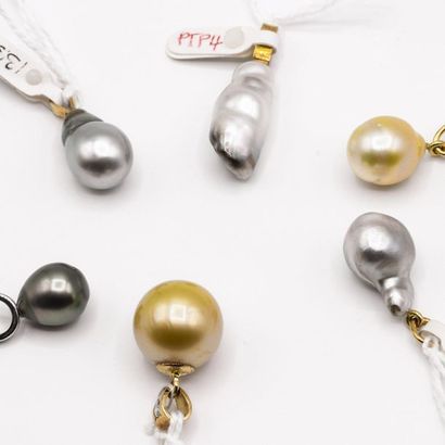 null Lot de pendentif perle

6 pièces au fermoir en Or jaune et blanc 18k soutenant...
