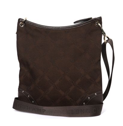 null Longchamps

Brown leather and fabric bag, adjustable shoulder strap 

In its...
