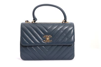 null CHANEL 

Sac modèle Coco Handle Chevrons 2019-2020, en cuir bleu pétrol.

Très...