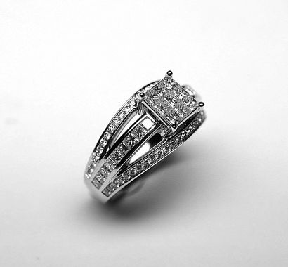 null Ring 

White gold triple ring set in its center with 9 princess diamonds in...