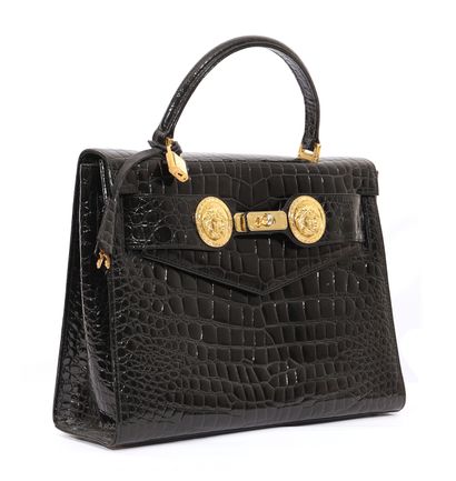 null Versace

Sac en imitation croco vernis. Model inspiré du Kelly de Hermès. 

Intérieur...