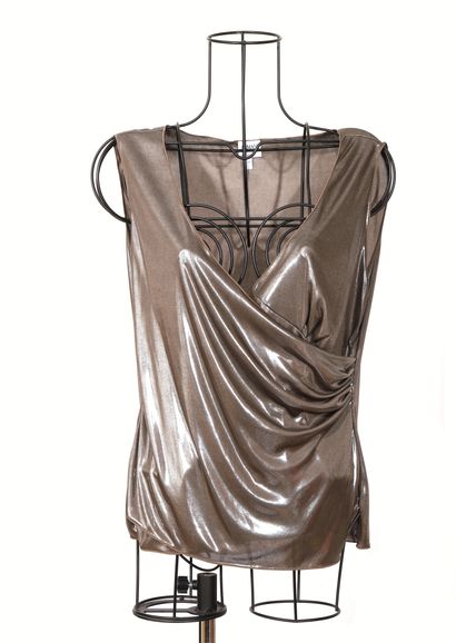null Armani

Metallic grey heart cover top

Good condition

Size: L