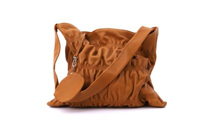 null Lupo

Camel leather bag with one handle.

Matching coin purse

Spanish manufacture

Condition...