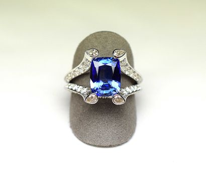  Ring 
Jewelry White gold 4 rings supporting an oval Natural Ceylon sapphire with...