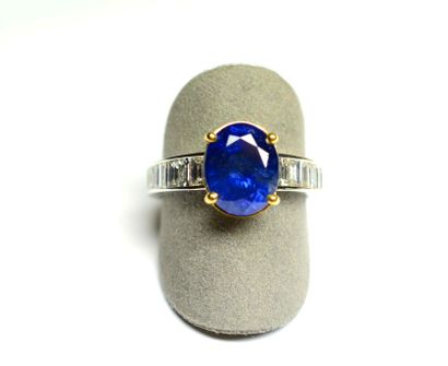 null Ring 

Two-coloured ring centred on a Natural oval sapphire probably Burmese...