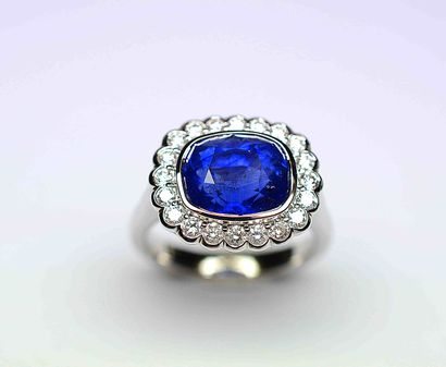 null Ring 

White gold ring set with a large cushion sapphire, probably Burmese,...