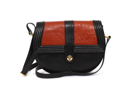 null Vintage Bag

Shoulder bag made of black box leather and camel ostrich.

Nice...