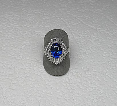null Skirt ring 

Jewellery in platinum set with an oval Ceylon sapphire of exceptional...