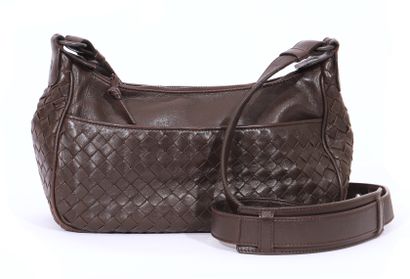 null Bottega Veneta

Brown leather shoulder bag " Intrecciato ".

Very nice quality...